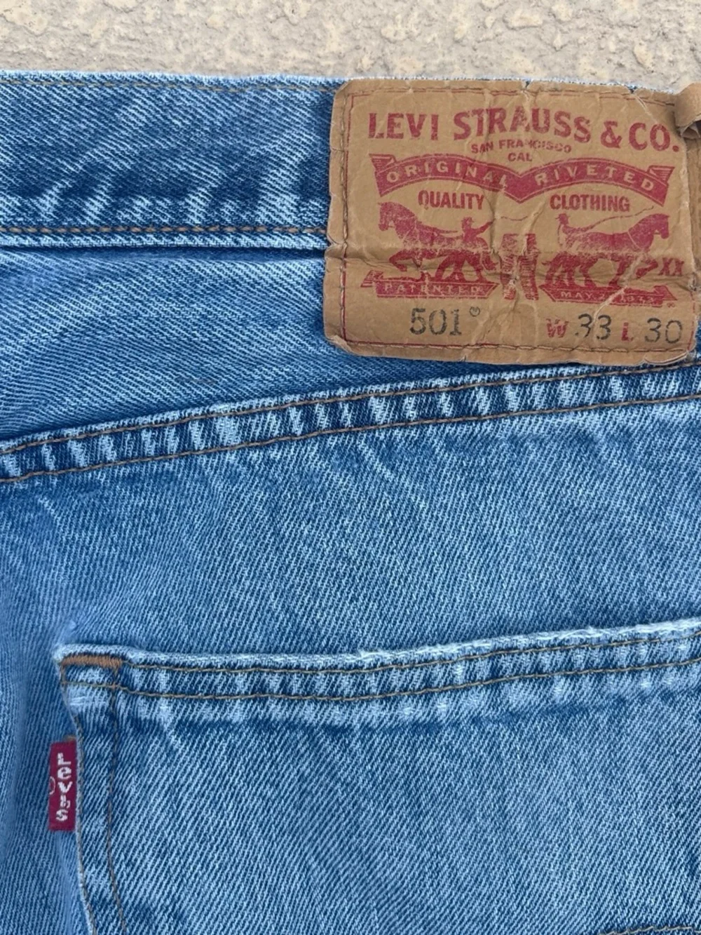 Men’s Levis 501 Light Wash Distressed Jeans Vintage 2000s